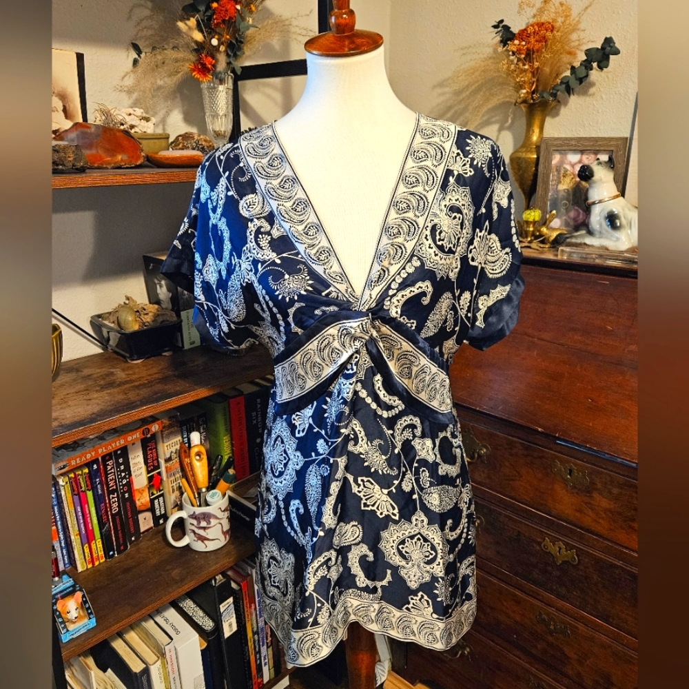 100% Silk Ellavie Blouse Size 8 Blue White Short Sleeve Twist Front